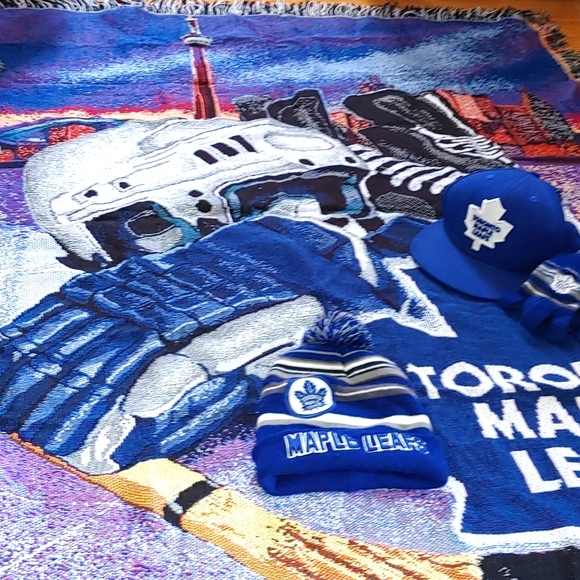 TORONTO MAPLE LEAFS RUG+HATS + GLOVES - Picture 2 of 10